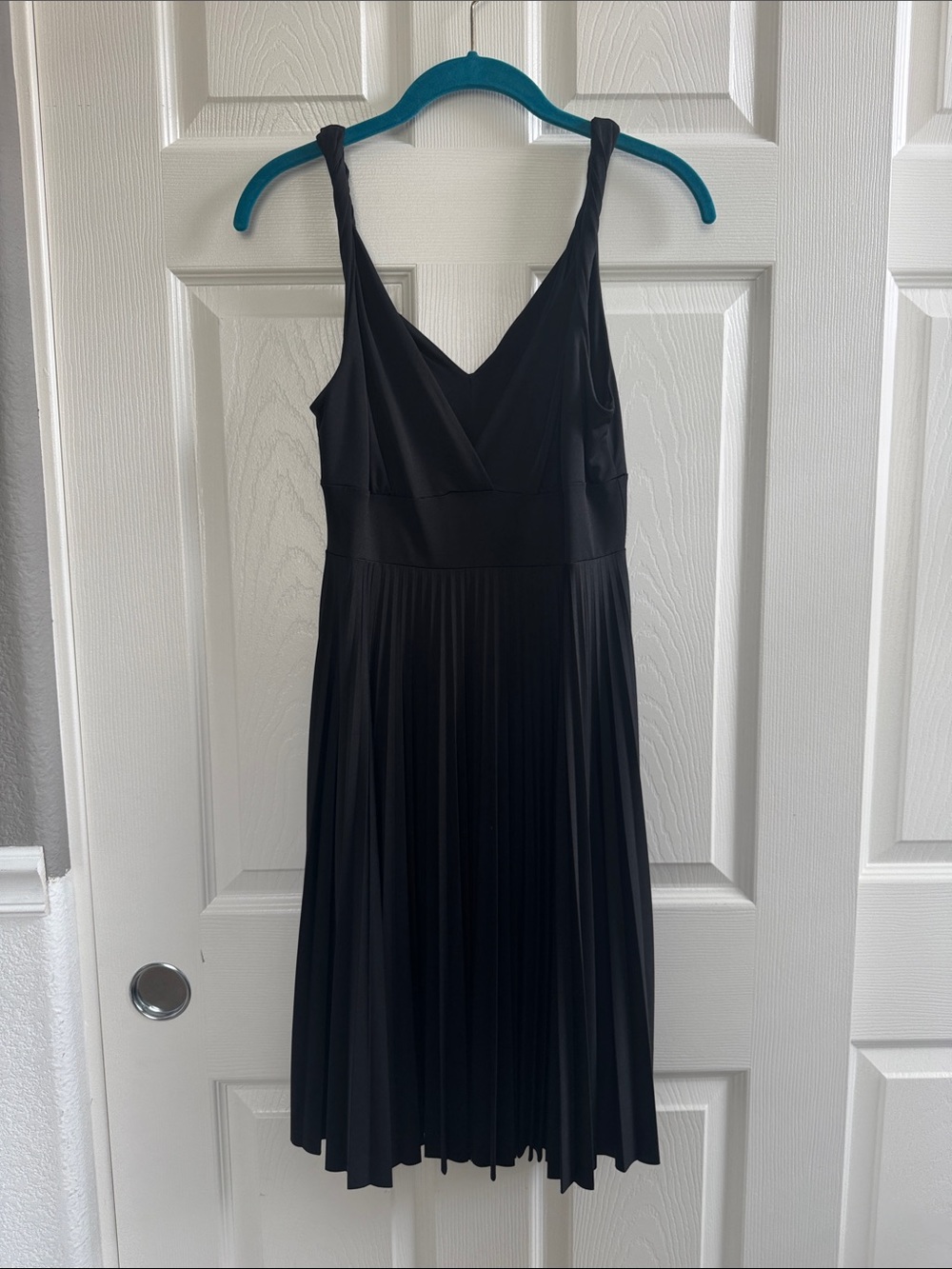 Soprano Black V-Neck sleeveless Pleated Midi Dress - size large